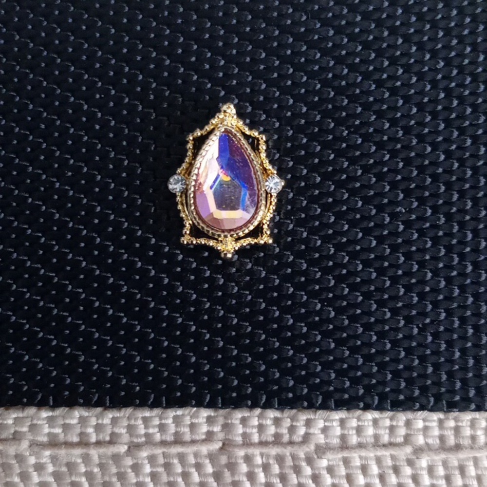 NEW CLEAR/IRIDESCENT LAVENDER COLORED RHINESTONES ON GOLD BACK NAIL JEWEL CHARM
